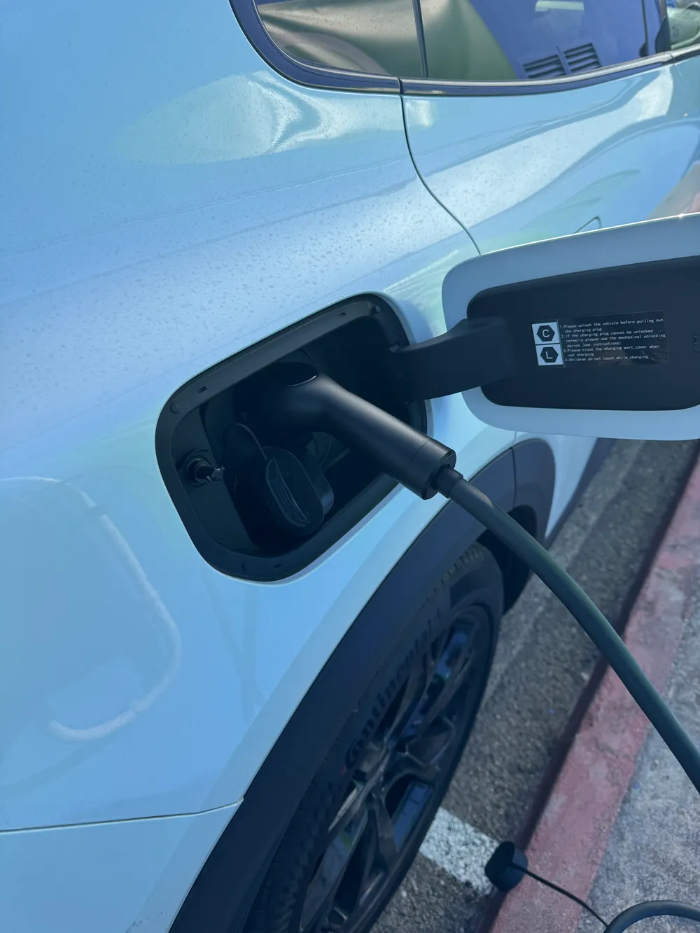 Cable Type 2 conectado a la toma de carga de un coche eléctrico en Tenisquash