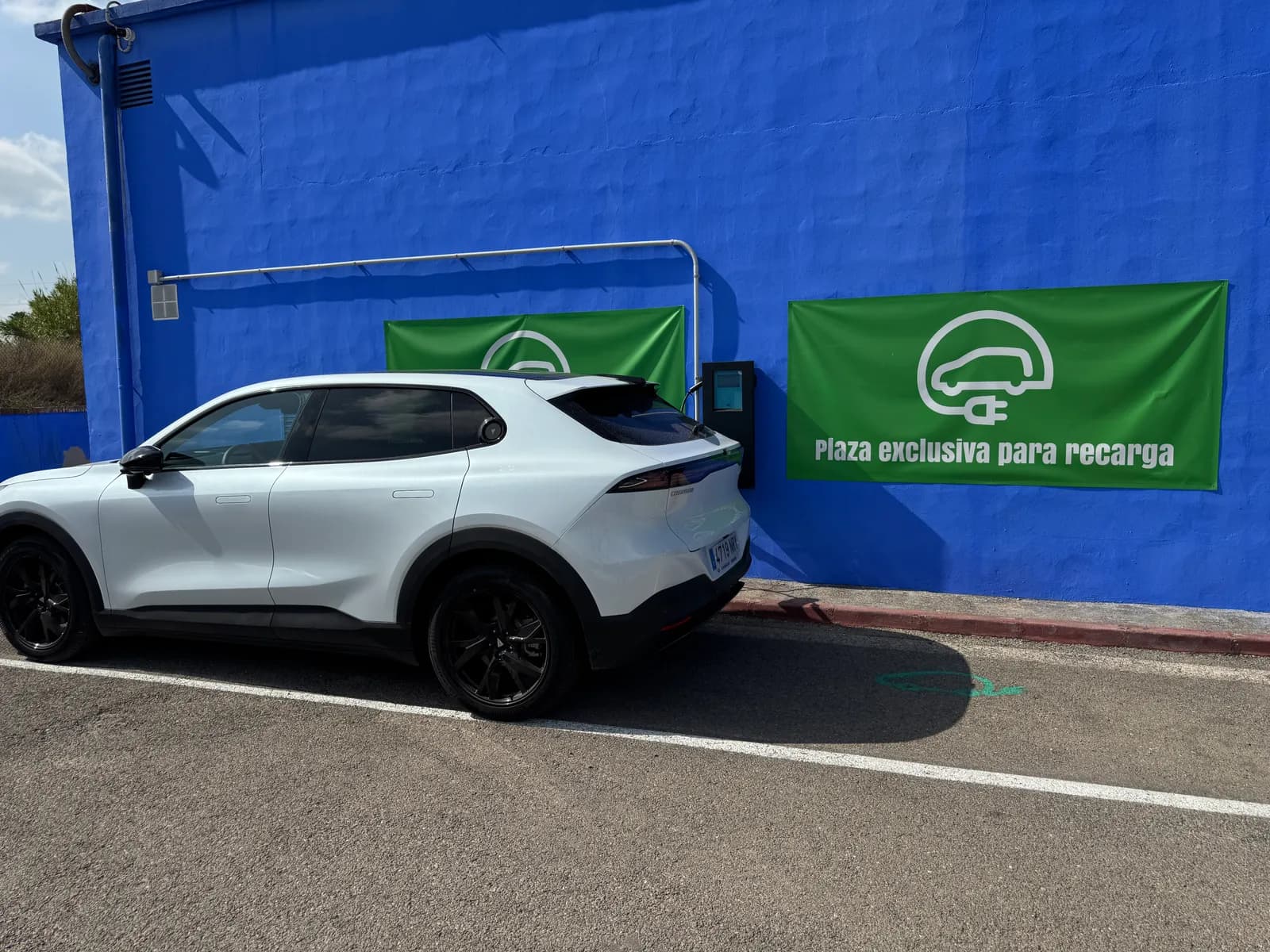 Coche eléctrico cargando en una de las dos plazas de recarga del parking de Tenisquash, en Alzira
