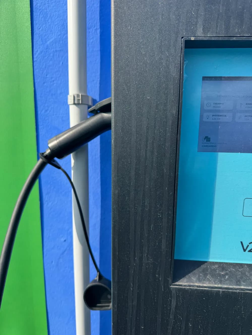 Pantalla del cargador mostrando la carga en curso, con potencia y energía suministrada