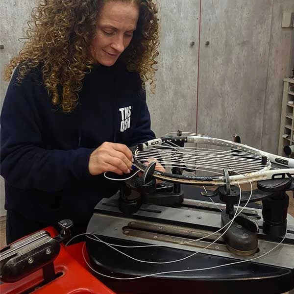 Servicio de encordado de raquetas en Tenisquash Alzira