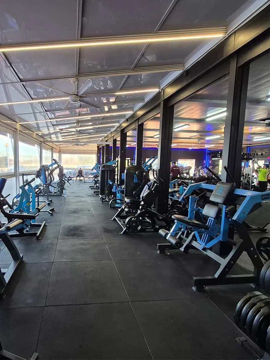 Gimnasio espacioso en Alzira — Tenisquash