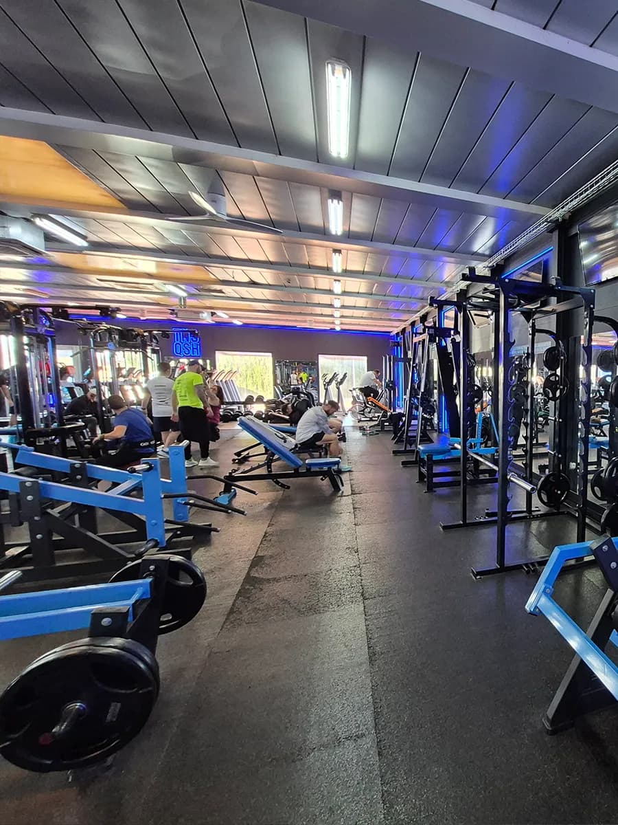 Gimnasio Alzira — sala amplia y luminosa en Tenisquash