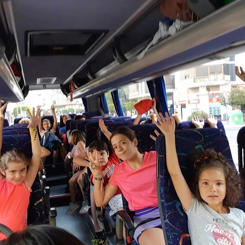 Niños del campus en el autobús de recogida por Alzira Niños del campus en el autobús de recogida por Alzira