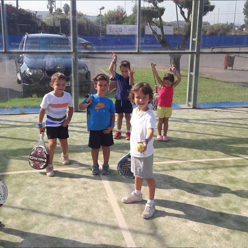 Clase de pádel infantil en el campus de Tenisquash