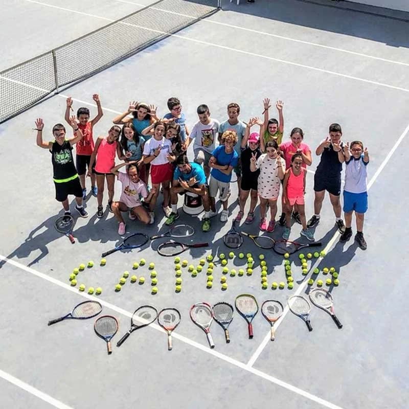 Foto de grupo del campus con la palabra CAMPUS escrita con pelotas de tenis