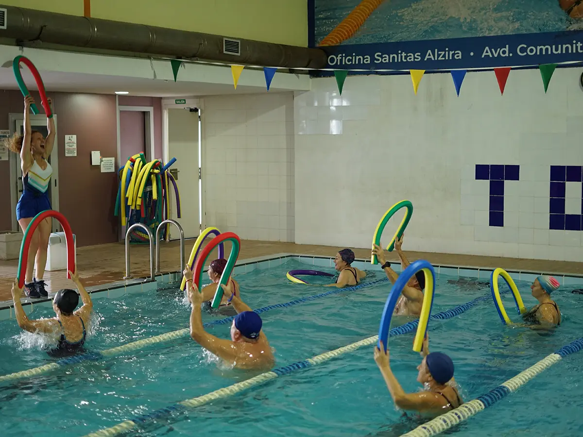 Clase de aquagym en la piscina climatizada de Tenisquash Alzira