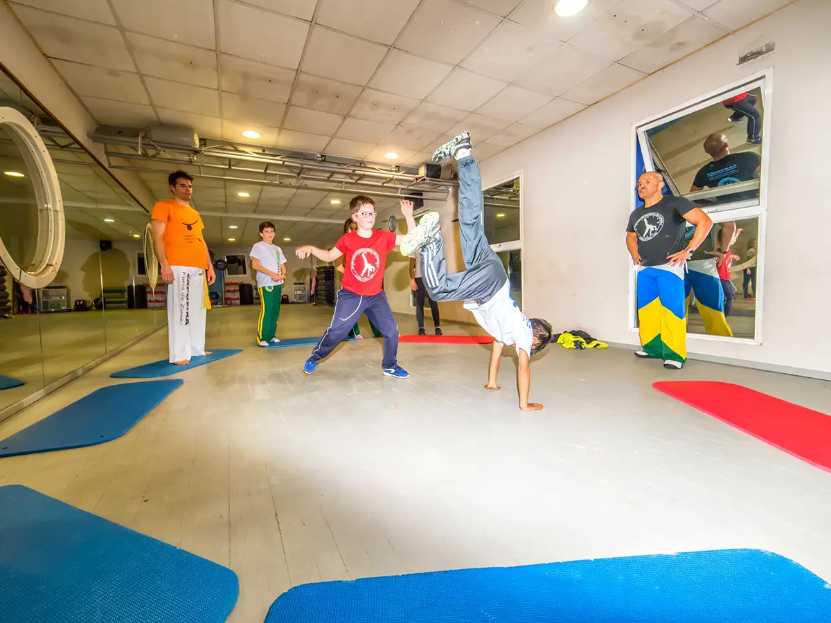 Clase de capoeira en Tenisquash Alzira