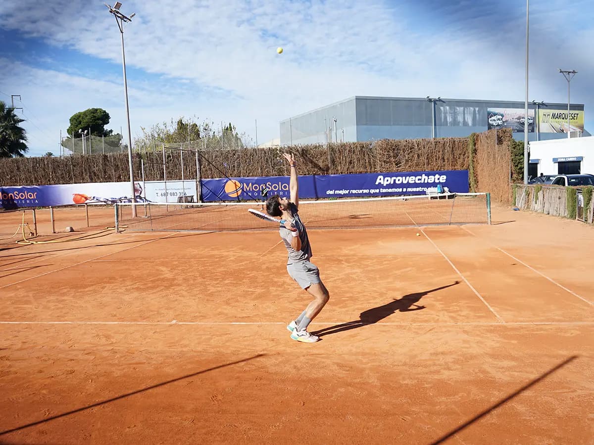 Clases de tenis para adultos en Alzira — Tenisquash