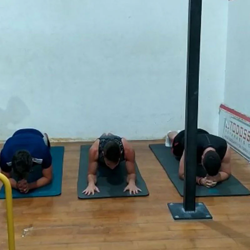 Grupo de jóvenes del Campus Fitness en Tenisquash Alzira