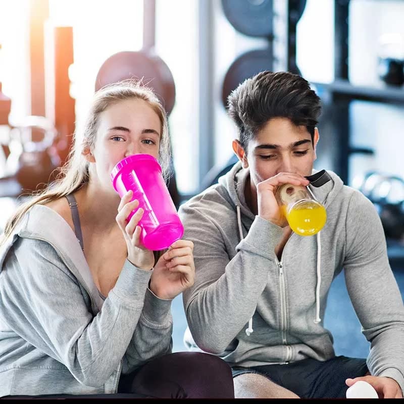 Jóvenes entrenando en el gimnasio durante el Campus Fitness en Alzira
