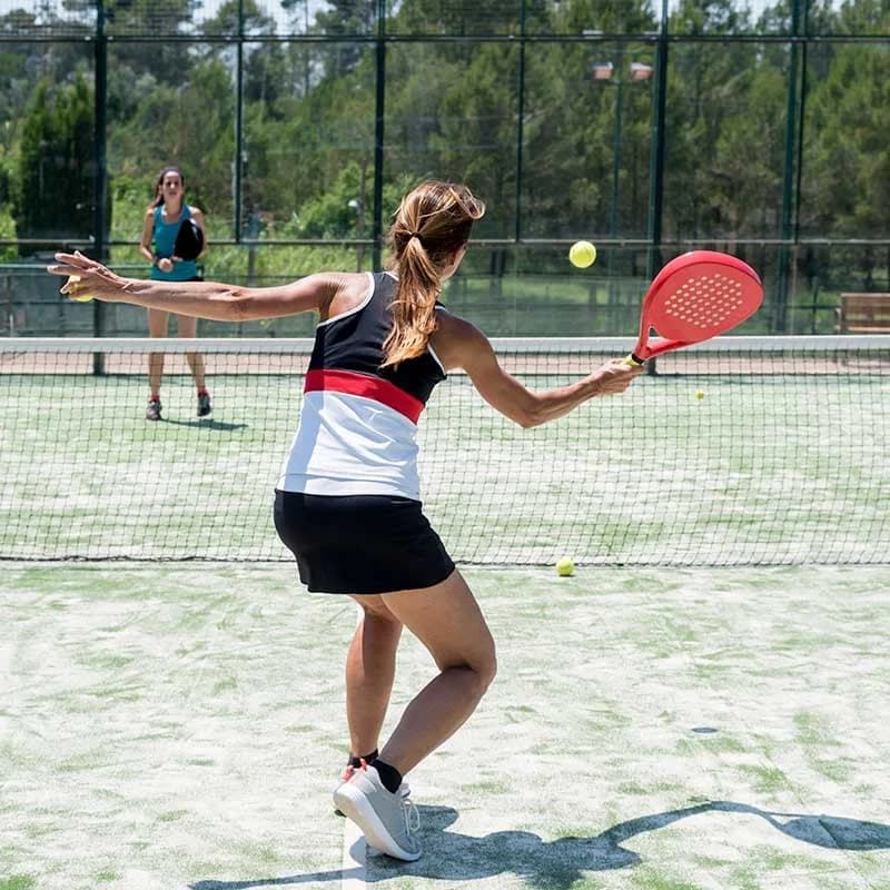 Sesión de pádel del Campus Fitness para adolescentes en Tenisquash