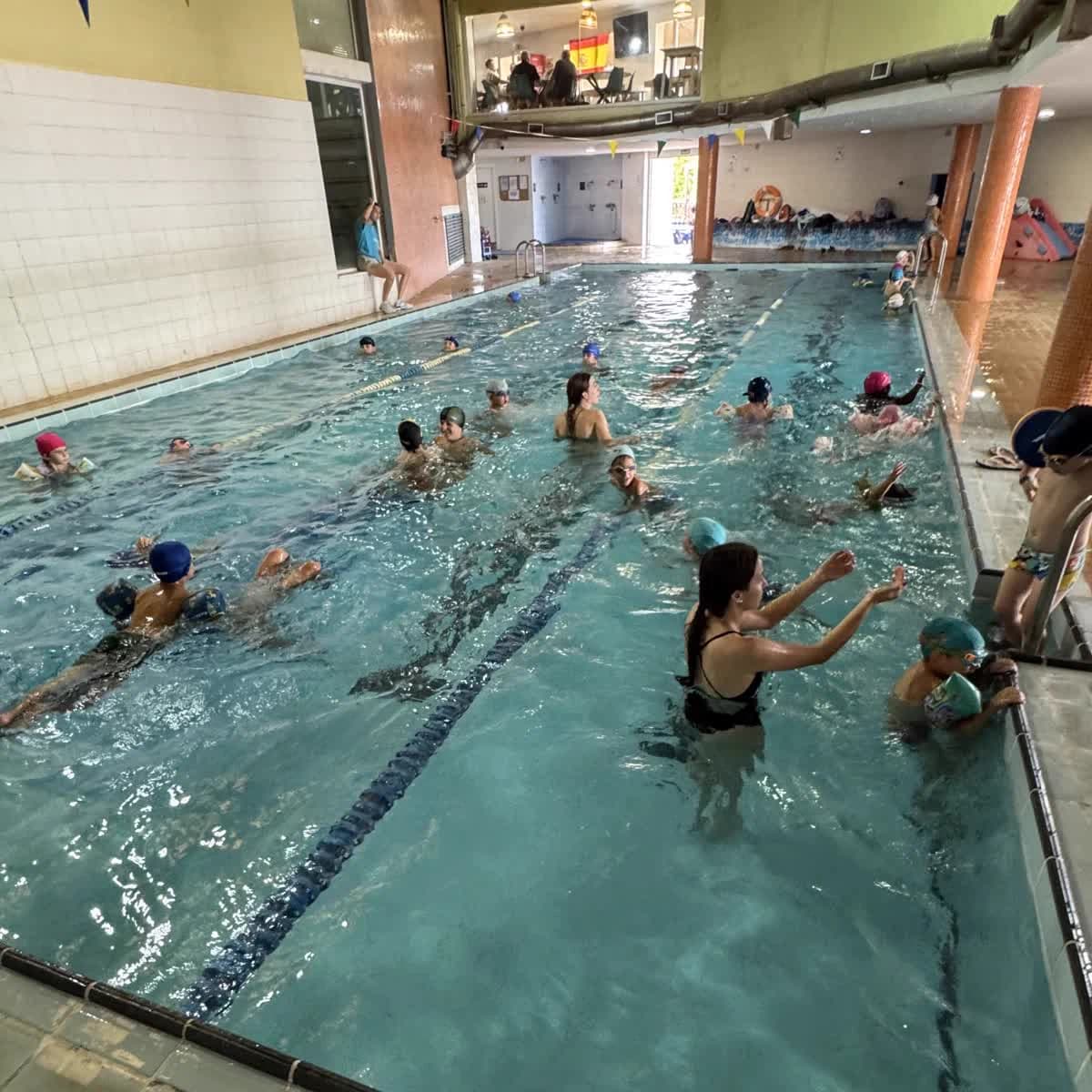 Niños del campus nadando en la piscina climatizada de Tenisquash en Alzira Niños del campus nadando en la piscina climatizada de Tenisquash en Alzira