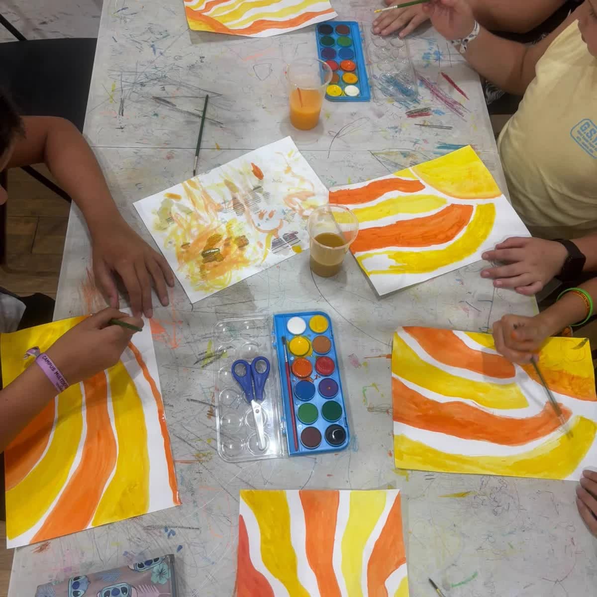 Taller de manualidades del campus en Alzira: niños pintando con acuarelas Taller de manualidades del campus en Alzira: niños pintando con acuarelas